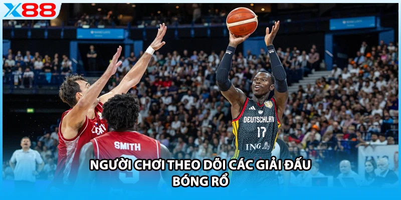 Người chơi theo dõi các giải đấu bóng rổ